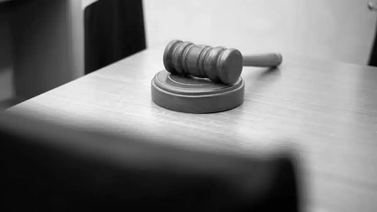 Grayscale stock photograph illustrating testify jury injury case